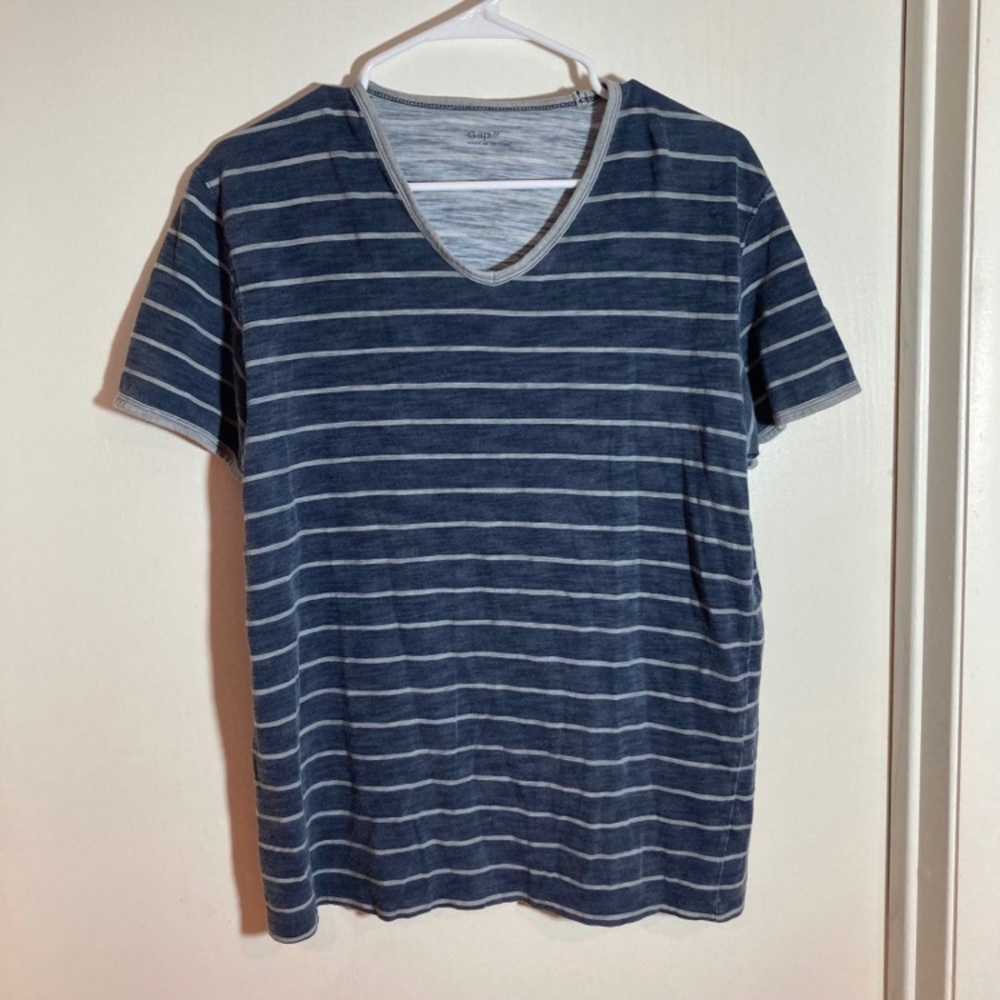 Mens‎ Gap striped v neck top medium